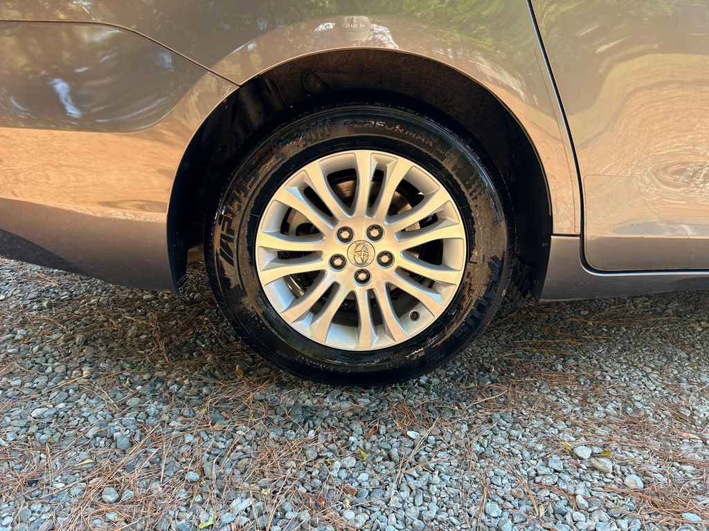 Used 2014 Toyota Sienna XLE FWD image 19