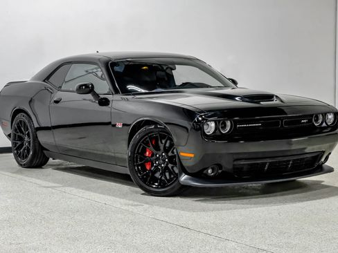 Used 2016 Dodge Challenger SRT image 4