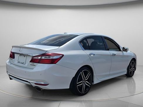 Used 2017 Honda Accord Touring image 8