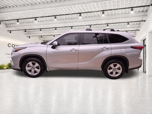 Used 2023 Toyota Highlander L FWD image 7