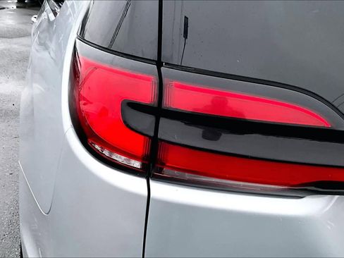 Used 2024 Chrysler Pacifica Select image 32