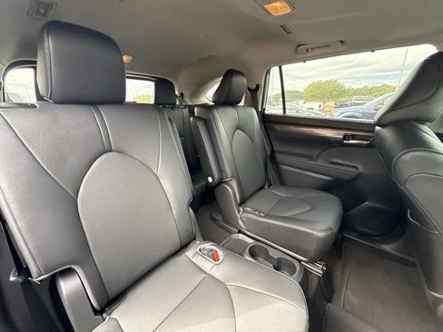 Used 2023 Toyota Highlander Limited FWD image 13