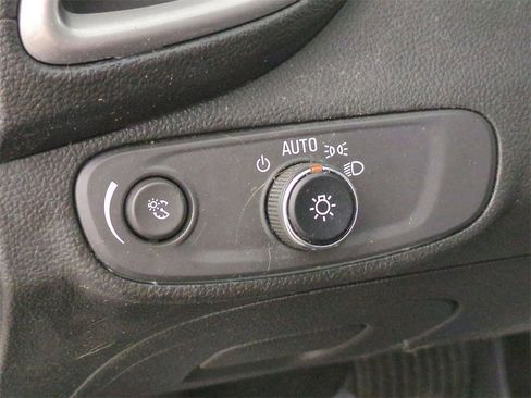 Certified 2022 Chevrolet Trax LT w/ LT Convenience Package image 17