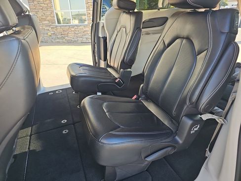 Used 2022 Chrysler Pacifica Touring-L image 16