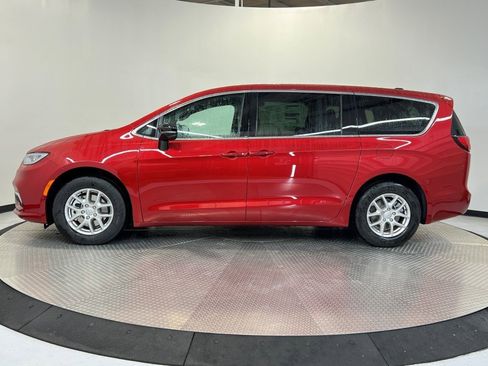 New 2026 Chrysler Pacifica Select image 4