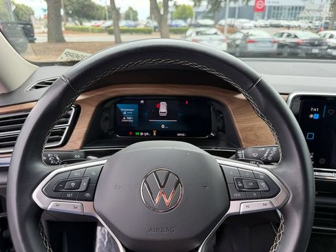 Used 2025 Volkswagen Atlas SE AWD/4WD image 16