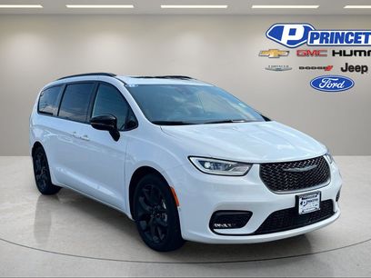 Certified 2024 Chrysler Pacifica Limited w/ Uconnect Theater Family Group