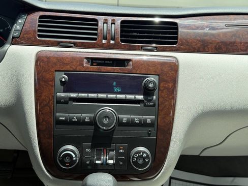Used 2011 Chevrolet Impala LTZ FWD image 17