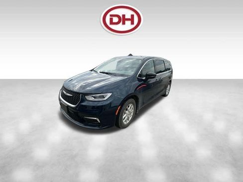Used 2025 Chrysler Pacifica Select FWD image 4