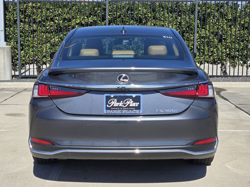 Used 2025 Lexus ES 300h w/ Premium Package image 4