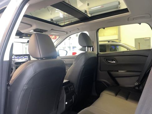 Used 2025 Nissan Rogue SL w/ Tech Package image 15