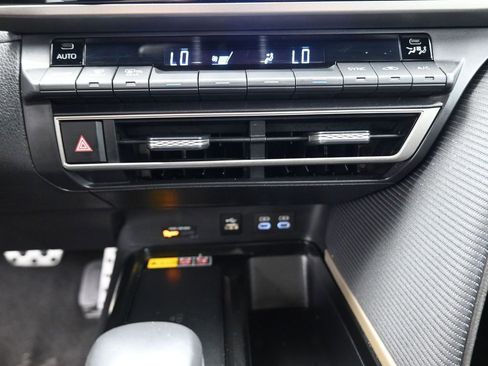 Used 2025 Toyota Camry SE FWD image 9