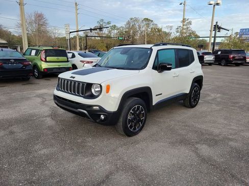 Used 2023 Jeep Renegade Latitude image 4