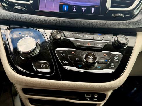 Used 2018 Chrysler Pacifica Touring-L w/ Advanced Safetytec Group FWD image 37