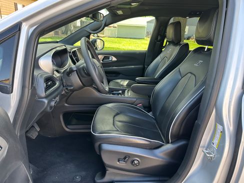 Used 2024 Chrysler Pacifica Limited w/ S Appearance Package FWD image 11