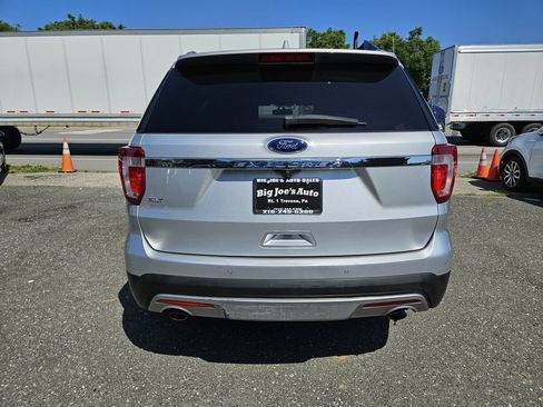 Used 2017 Ford Explorer XLT w/ Equipment Group 202A FWD image 4