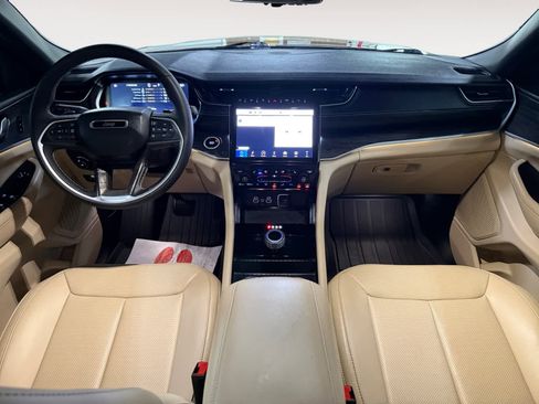 Used 2025 Jeep Grand Cherokee L Limited w/ Luxury Tech Group II RWD image 17