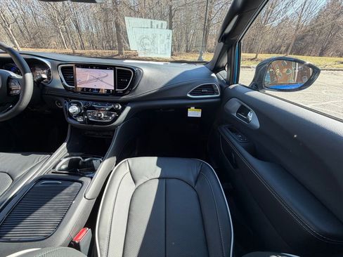New 2026 Chrysler Pacifica Limited image 15