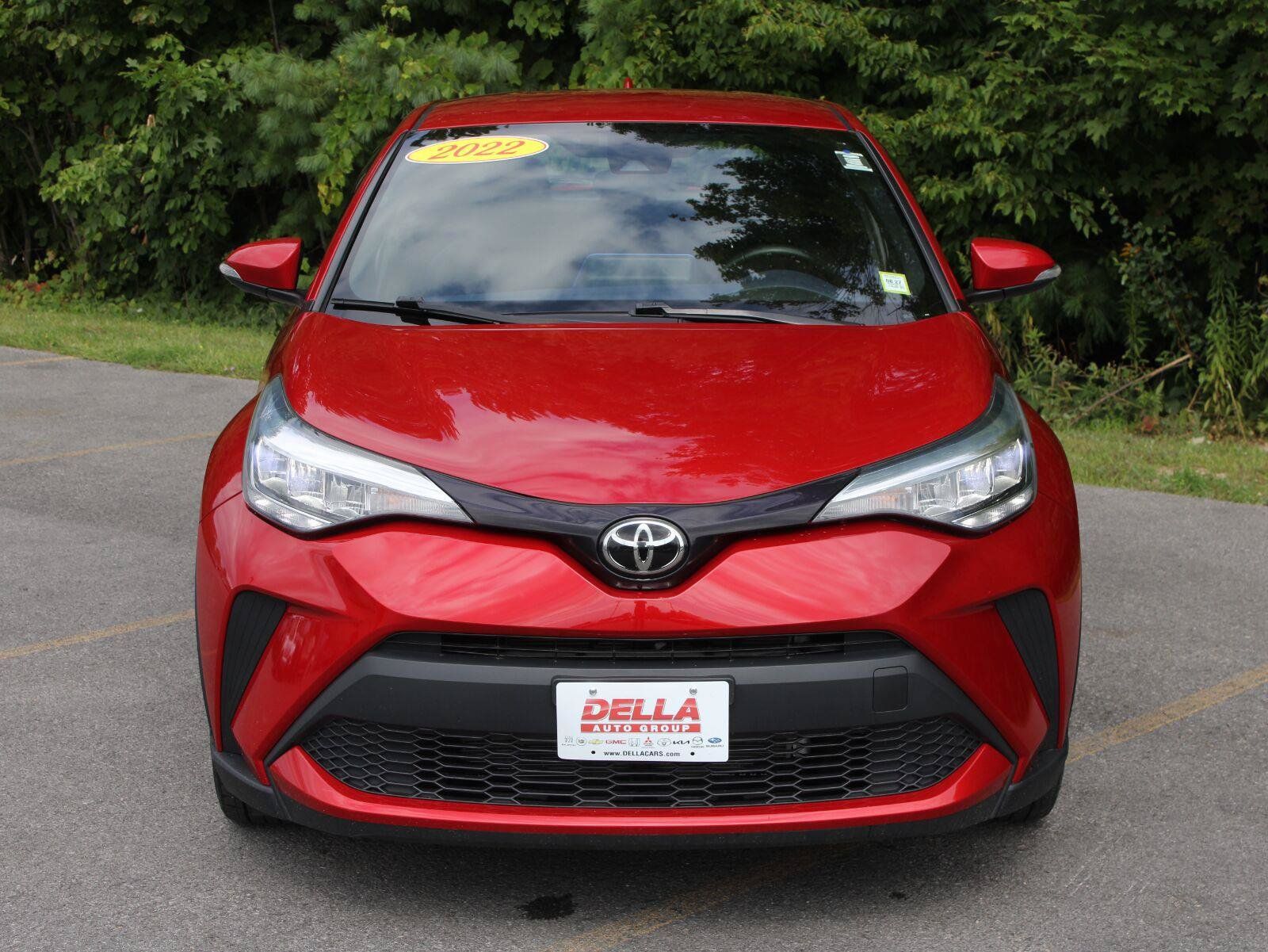 Used 2022 Toyota C-HR XLE FWD image 2