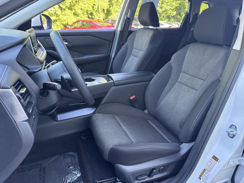 Used 2024 Nissan Rogue SV FWD image 5