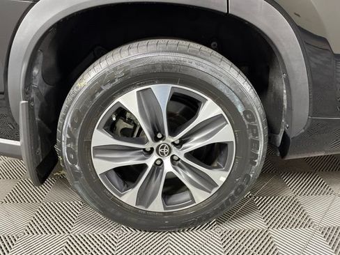 Used 2022 Toyota Highlander XLE AWD/4WD image 9