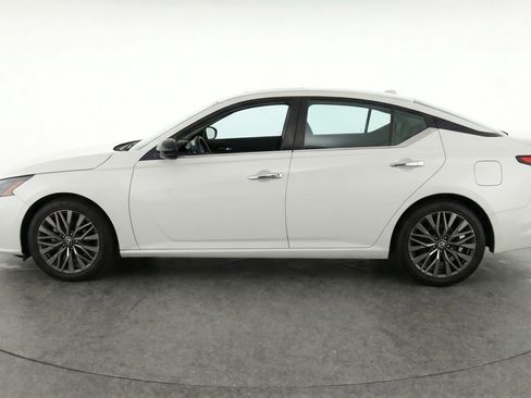 Used 2025 Nissan Altima 2.5 SV FWD image 5