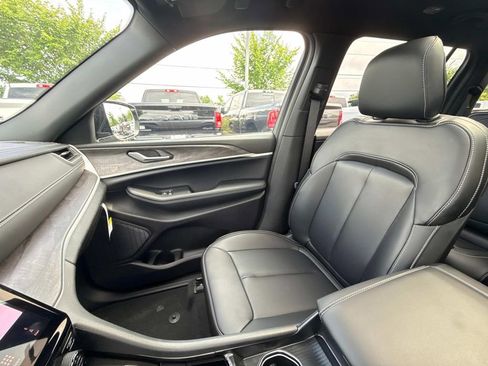 New 2025 Jeep Grand Cherokee L Limited w/ Black Appearance Package image 30