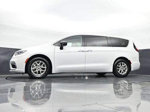 Used 2024 Chrysler Pacifica Touring-L FWD image 45