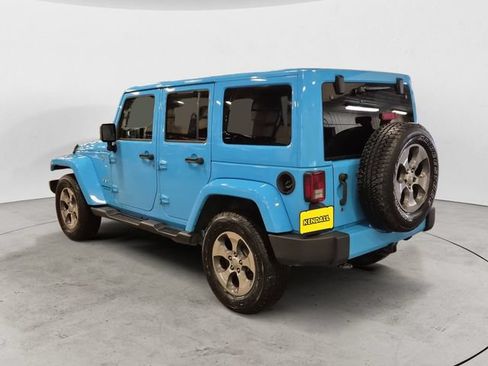 Used 2017 Jeep Wrangler Unlimited Sahara w/ Connectivity Group AWD/4WD image 7