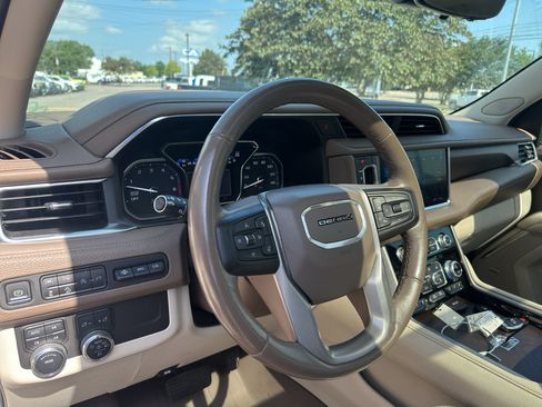 Used 2021 GMC Yukon XL Denali w/ Denali Premium Package AWD/4WD image 23