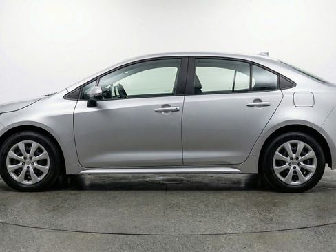 Used 2025 Toyota Corolla LE image 5