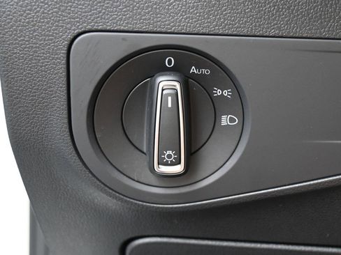 Used 2022 Volkswagen Tiguan SE image 15