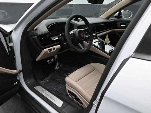 Certified 2025 Porsche Panamera RWD image 4