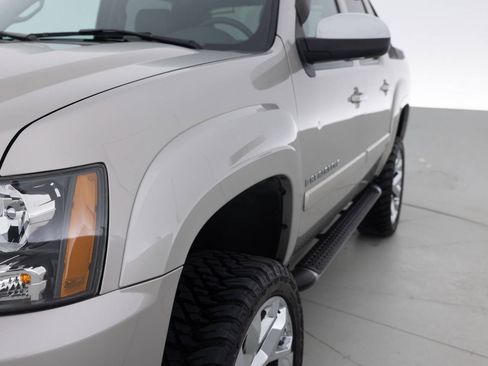 Used 2007 Chevrolet Avalanche LT w/ LT Preferred Equipment Group AWD/4WD image 12
