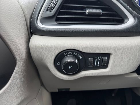 Used 2023 Chrysler Pacifica Touring-L image 21