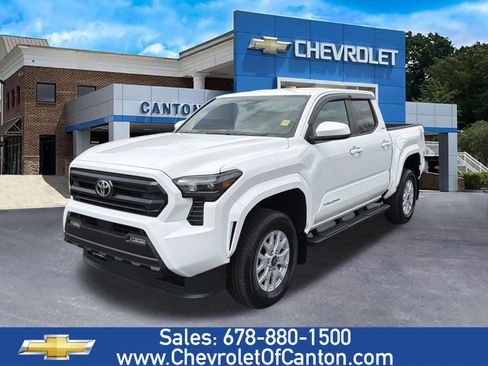 Used 2025 Toyota Tacoma SR5 image 1
