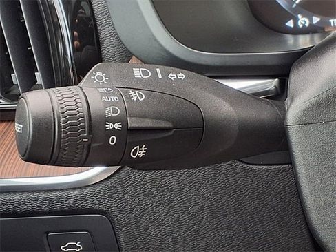 Used 2019 Volvo XC60 T5 Momentum w/ Multimedia Package image 12