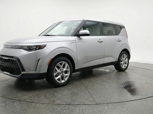 Used 2025 Kia Soul LX w/ LX Technology Package FWD image 3