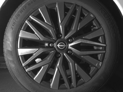 Used 2025 Nissan Altima 2.5 SV FWD image 15