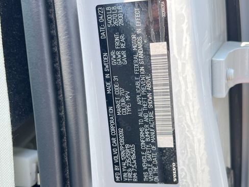 Used 2023 Volvo XC60 B5 Plus image 29