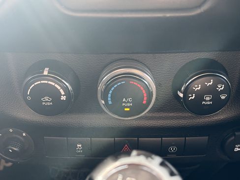 Used 2016 Jeep Wrangler Rubicon w/ Power Convenience Group AWD/4WD image 14