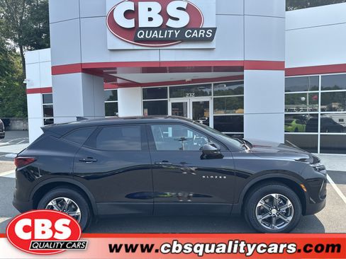 Used 2025 Chevrolet Blazer LT FWD image 1