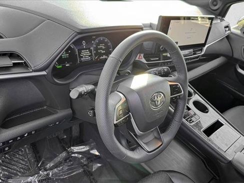 Used 2025 Toyota Sienna Platinum image 11
