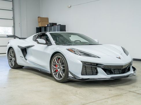 Used 2023 Chevrolet Corvette Z06 w/ Z07 Performance Package image 3