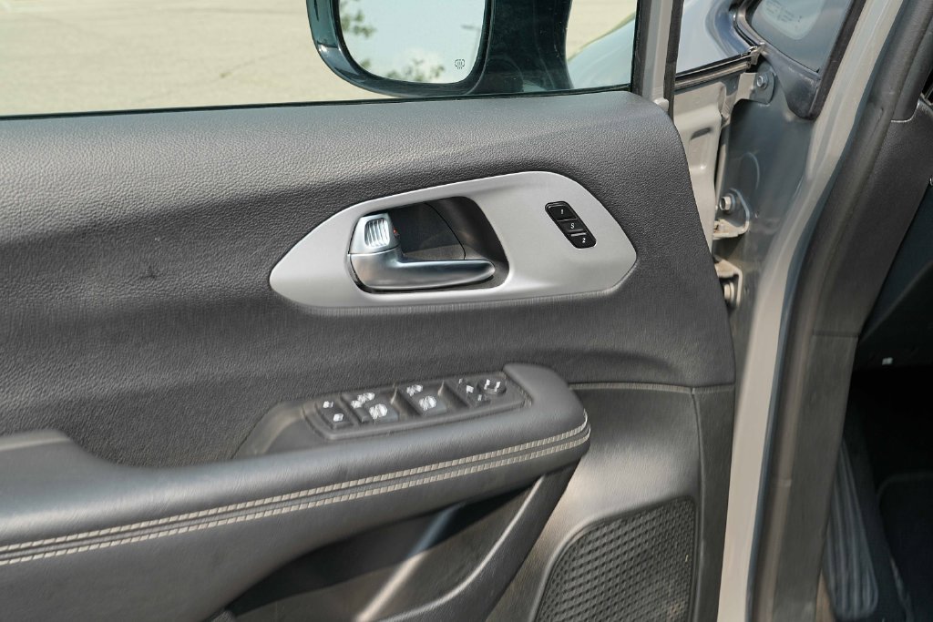 Used 2025 Chrysler Pacifica Limited FWD image 27