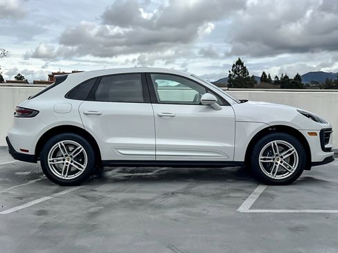 Certified 2025 Porsche Macan image 9