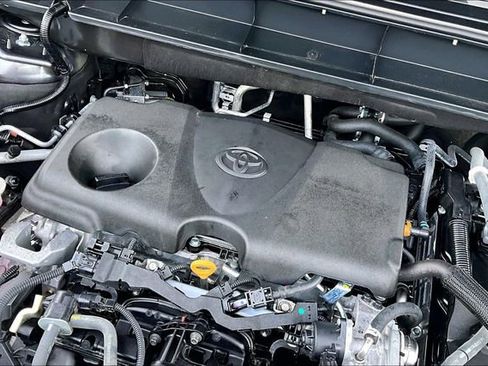 Used 2024 Toyota Highlander XLE FWD image 31