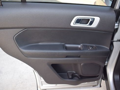 Used 2015 Ford Explorer XLT w/ Equipment Group 202B FWD image 9