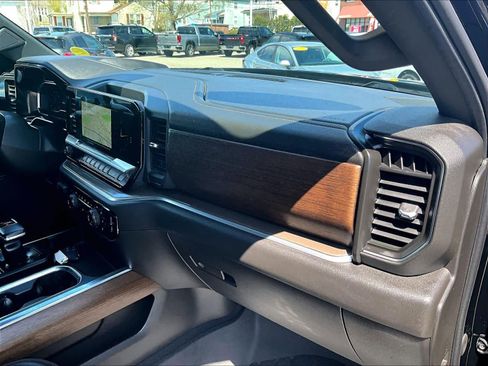 Used 2022 Chevrolet Silverado 1500 High Country w/ Technology Package image 11