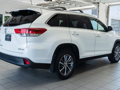 Used 2019 Toyota Highlander XLE AWD/4WD image 6